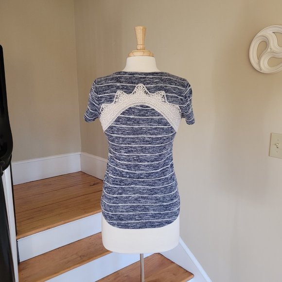 Crochet Detailed Short Sleeve Top By paper + tee. Size M - Picture 5 of 8